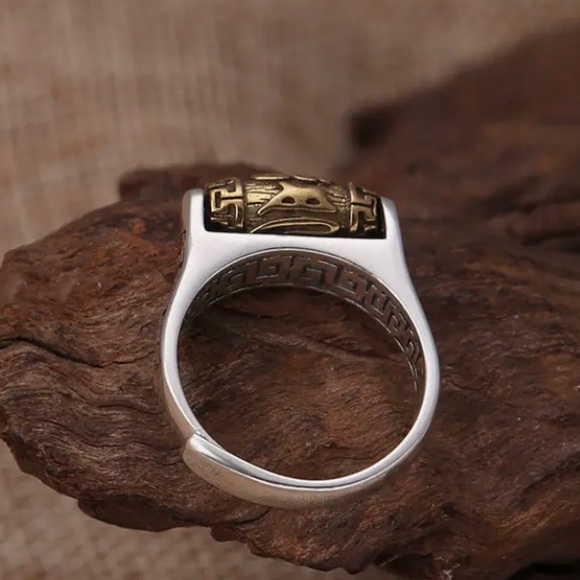 UNISEX TIBETAN ROTATING ‘OM MANI PADME HUM’ MANTRA RING. - Picture 3 of 4